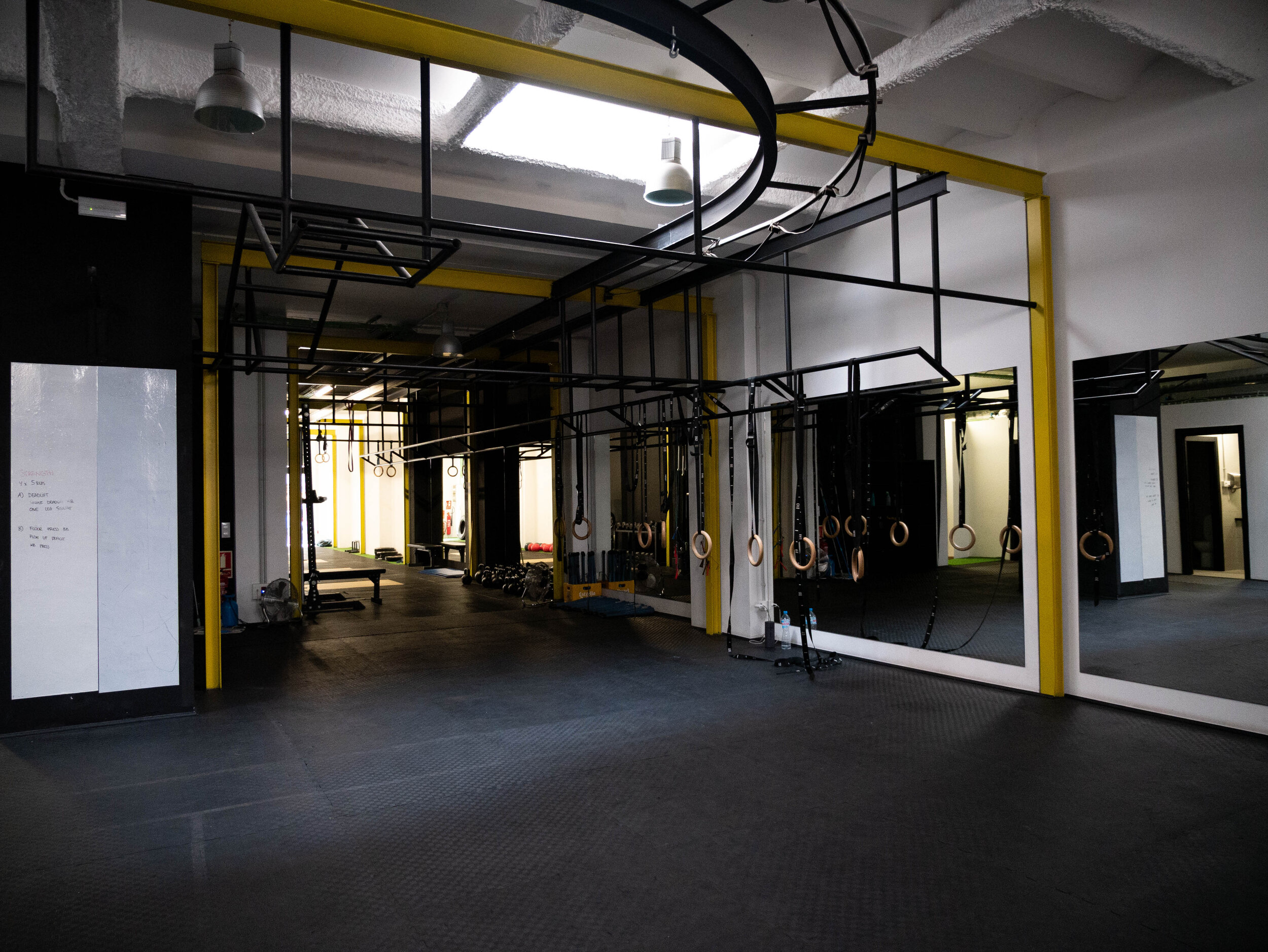 Sala de entrenamiento funcional con anillas en Beat Training Club