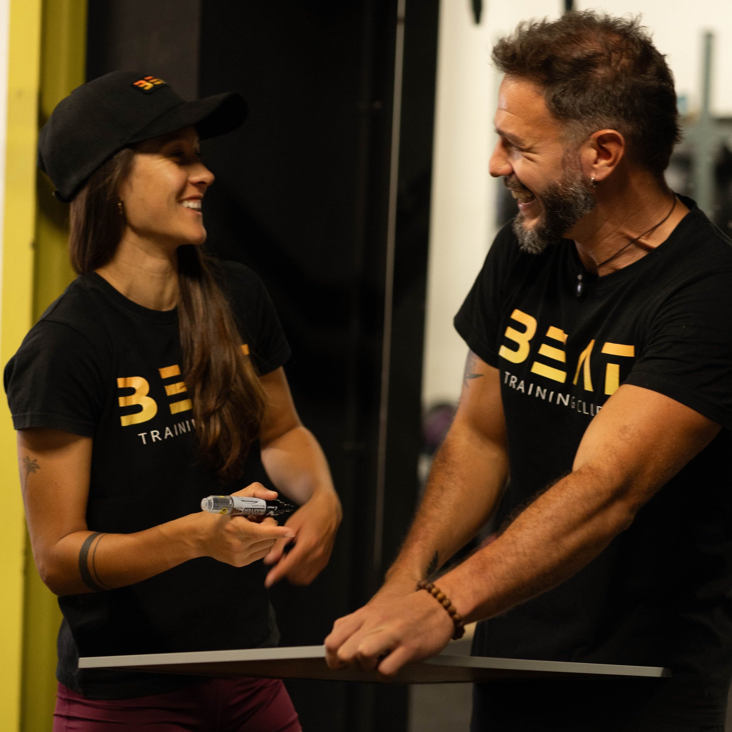 Entrenadores de Beat Training Club conversando en el gimnasio